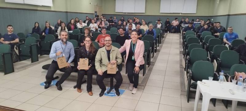 Acadêmicos da UniSatc têm encontro de inovação e tecnologia com empresa Canguru Plásticos — foto 2