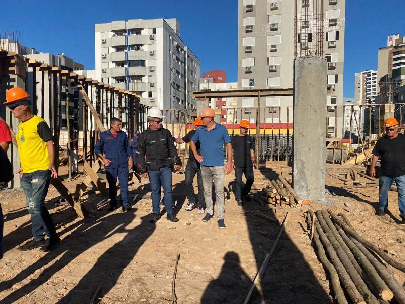 Bombeiros militares da reserva visitam obras do novo quartel em Criciúma — foto 1