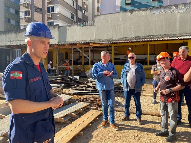 Bombeiros militares da reserva visitam obras do novo quartel em Criciúma — foto 2