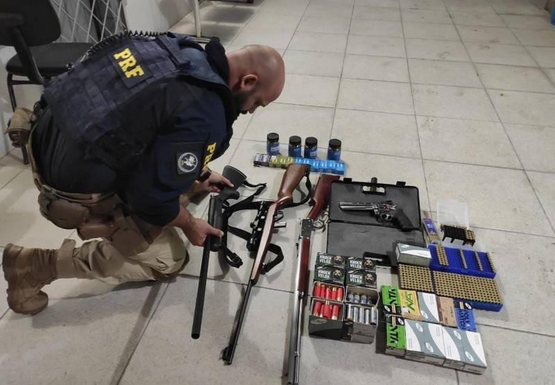 Dupla é presa por porte de armas e munições na BR-101 e 282 — foto 1