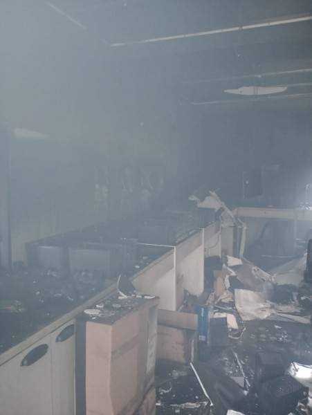 Incêndio destrói interior de depósito de estabelecimento comercial — foto 1