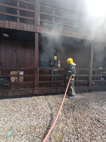 Incêndio destrói interior de depósito de estabelecimento comercial — foto 2