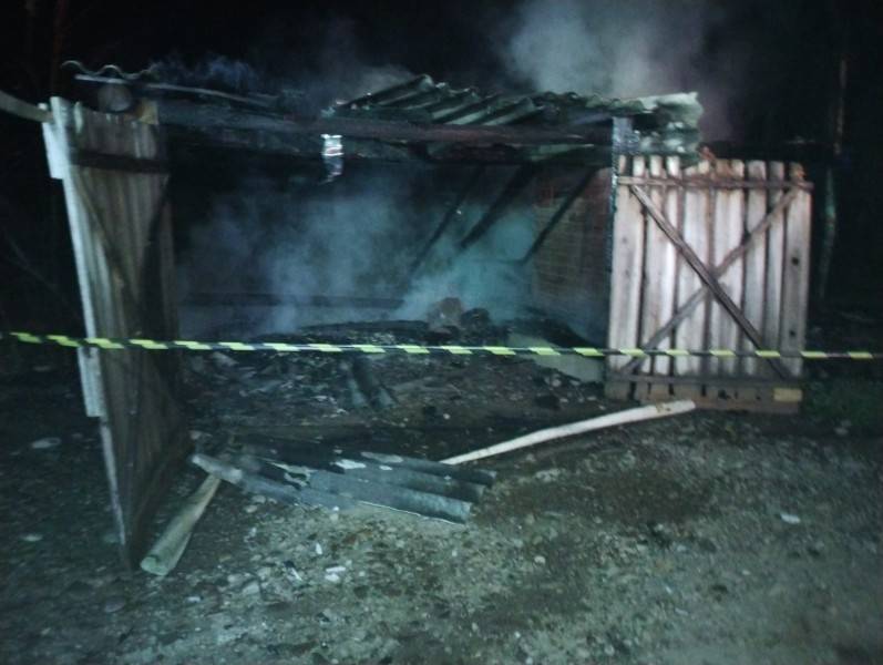 Imóvel pega fogo e bombeiros são acionados para apagar as chamas — foto 1