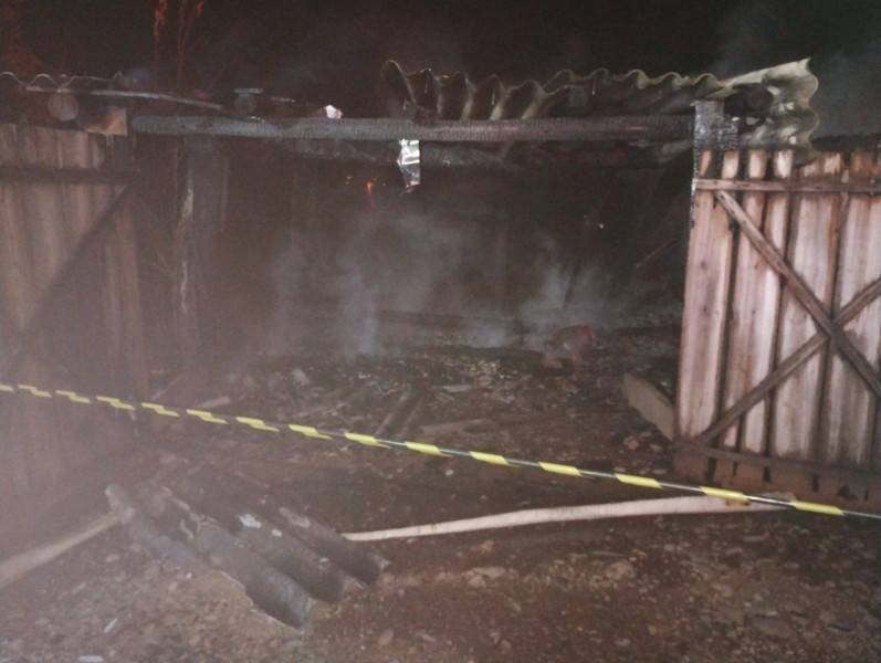 Imóvel pega fogo e bombeiros são acionados para apagar as chamas — foto 2