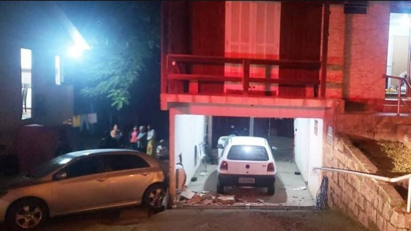 Defesa Civil é acionada para avaliar estrutura após carro bater em casa — foto 1