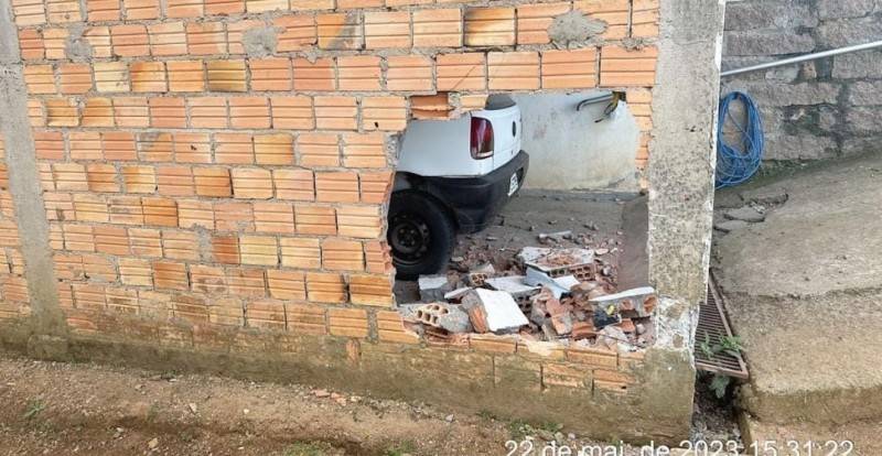 Defesa Civil é acionada para avaliar estrutura após carro bater em casa — foto 4