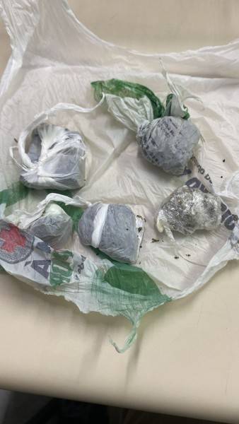 Homem é detido por tráfico de drogas no Terminal Central de Criciúma — foto 1