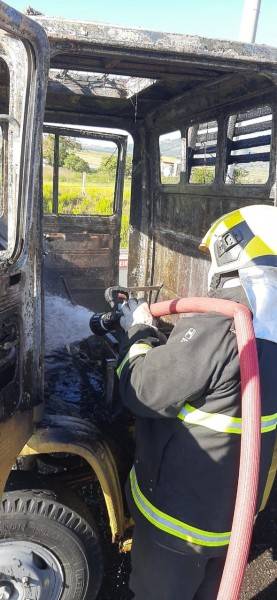 Caminhão pega fogo e chamas se espalham em vegetação na BR-101 — foto 1