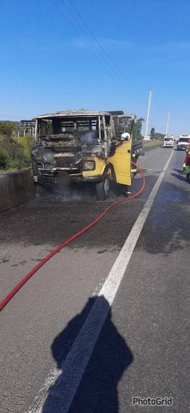 Caminhão pega fogo e chamas se espalham em vegetação na BR-101 — foto 2