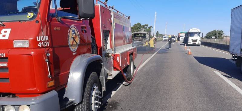Caminhão pega fogo e chamas se espalham em vegetação na BR-101 — foto 5