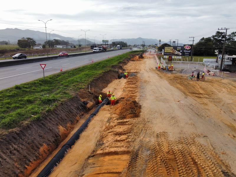 Avanço das obras nas vias marginais em Imbituba provoca alteração no trânsito local — foto 1