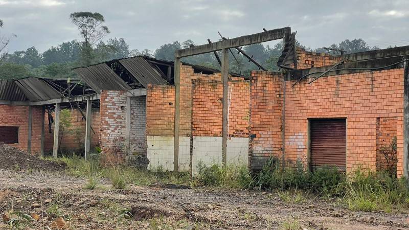 Prefeito assina ordem de serviço que autoriza início da reforma da antiga garagem — foto 2