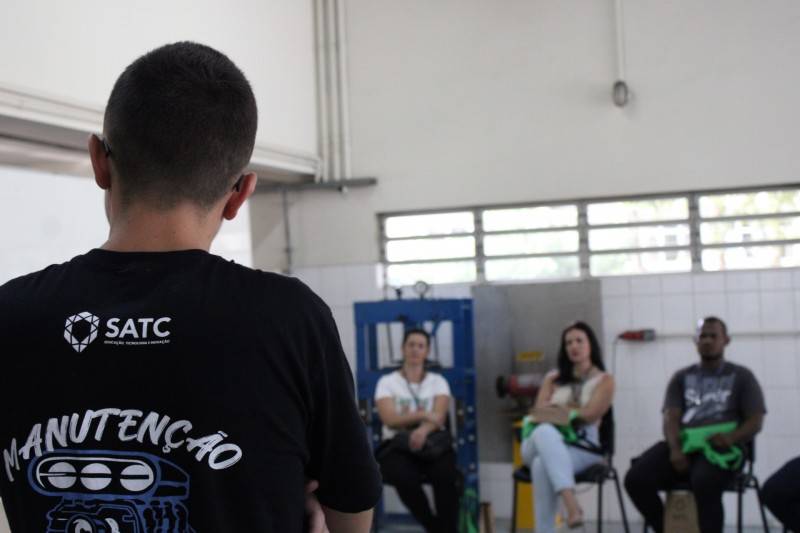 Comunidade aprende checklist para manutenção de veículos com alunos do Colégio Satc — foto 1