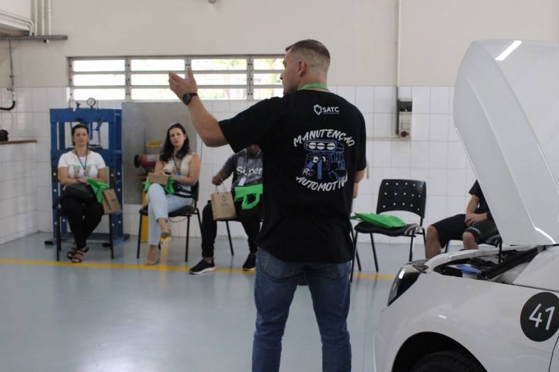 Comunidade aprende checklist para manutenção de veículos com alunos do Colégio Satc — foto 2