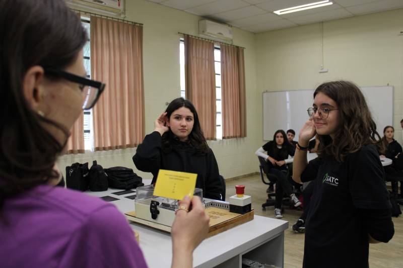 Colégio Satc incentiva a prática do inglês a partir de jogos musicais — foto 2