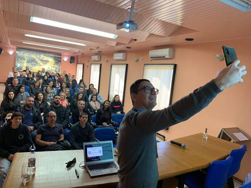 Experiência do consumidor e jornada de compra atraem lojistas à sede da CDL — foto 1