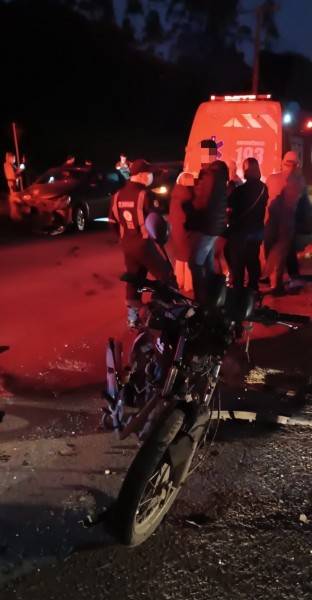 Motociclista é conduzido ao hospital após colisão com carro — foto 1