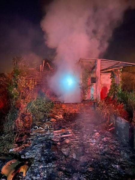 Incêndio destrói residência abandonada em Forquilhinha — foto 1