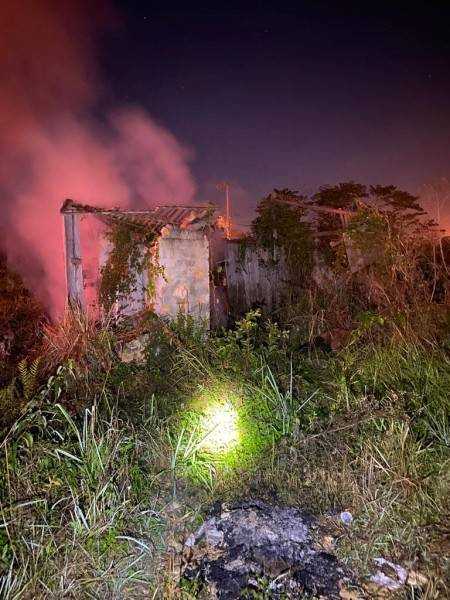 Incêndio destrói residência abandonada em Forquilhinha — foto 2