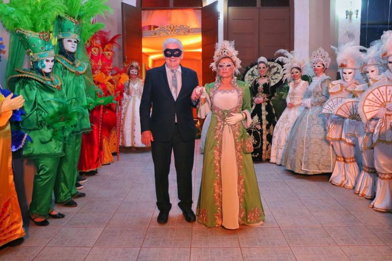 Noite de Gala de Nova Veneza encanta turistas com baile de máscaras — foto 2