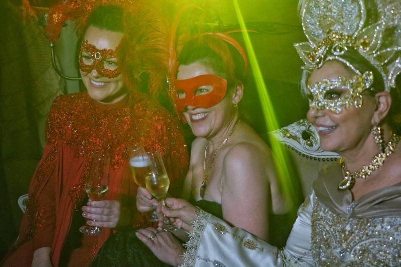 Noite de Gala de Nova Veneza encanta turistas com baile de máscaras — foto 8