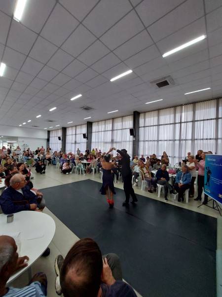 Projetos de dança incentivam inclusão cultural e social de crianças e idosos — foto 1