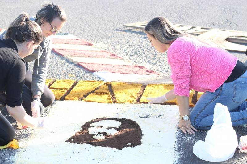 Comunidades de Criciúma celebram Corpus Christi com confecções de tapetes pelas ruas — foto 1