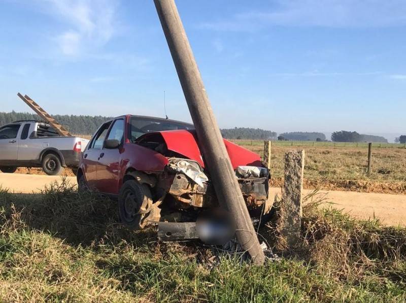 Motorista é hospitalizado após colidir carro contra poste em Jaguaruna — foto 1