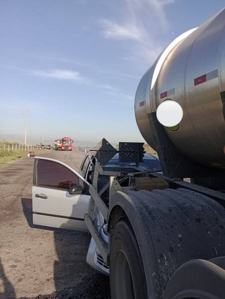 Após colisão entre carro e caminhão, vazamento de ácido sulfúrico na BR-101 mobiliza bombeiros — foto 1