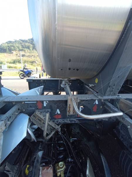 Após colisão entre carro e caminhão, vazamento de ácido sulfúrico na BR-101 mobiliza bombeiros — foto 2