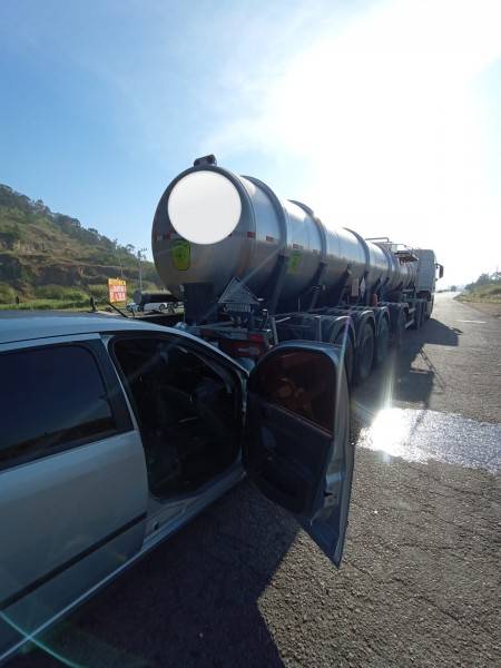 Após colisão entre carro e caminhão, vazamento de ácido sulfúrico na BR-101 mobiliza bombeiros — foto 5