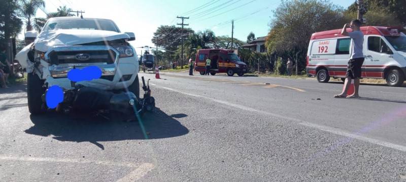 Colisão entre carro e moto deixa jovem gravemente ferida, em Içara — foto 1