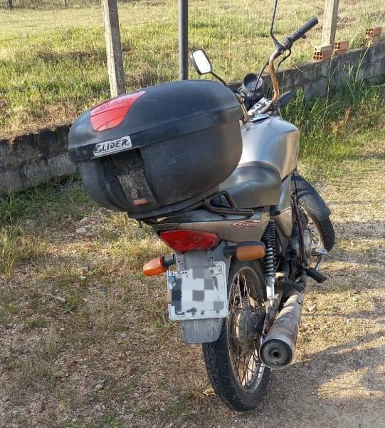 Motociclista e caroneira ficam gravemente feridos em acidente de trânsito no bairro Demboski — foto 1