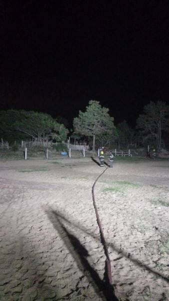 Casa de madeira é destruída por incêndio em Balneário Gaivota — foto 1