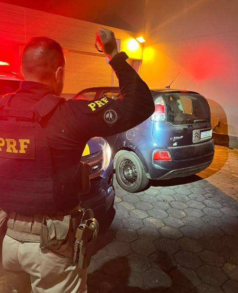 PRF recupera motocicleta e veículo com registros de furto em Paulo Lopes e em Porto Belo — foto 1