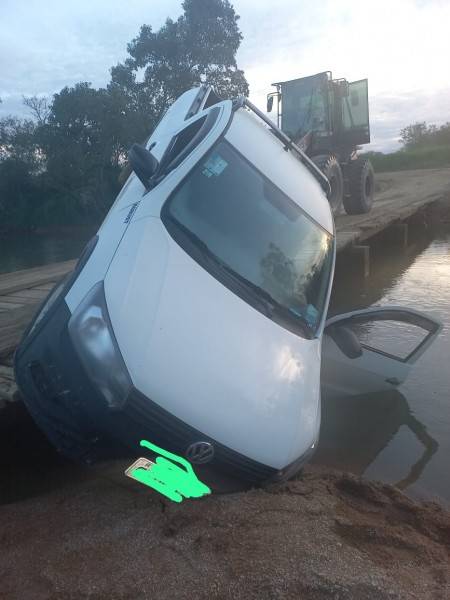 Carro tomba em ponte e vítima é encontrada sem vida dentro de rio — foto 1