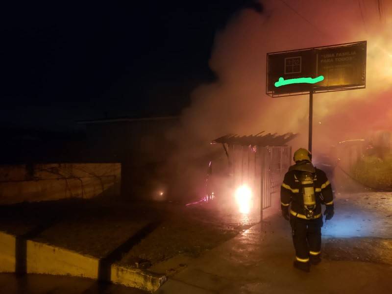 Depósito de igreja é destruído por incêndio em Criciúma — foto 1