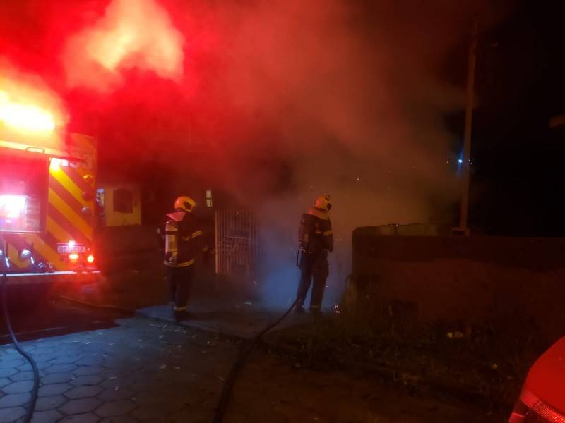 Depósito de igreja é destruído por incêndio em Criciúma — foto 2