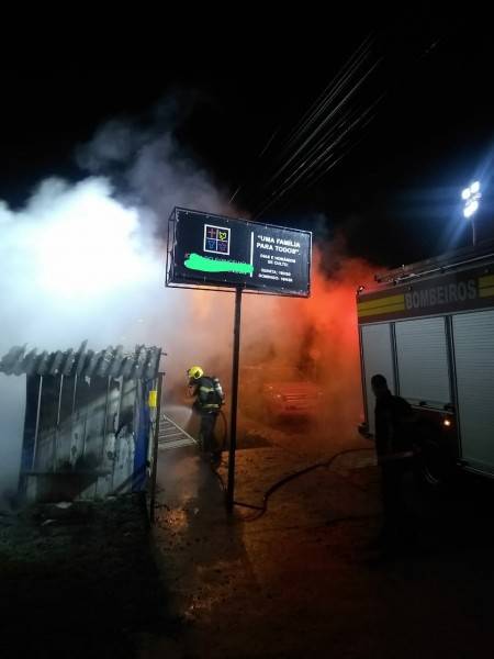 Depósito de igreja é destruído por incêndio em Criciúma — foto 3
