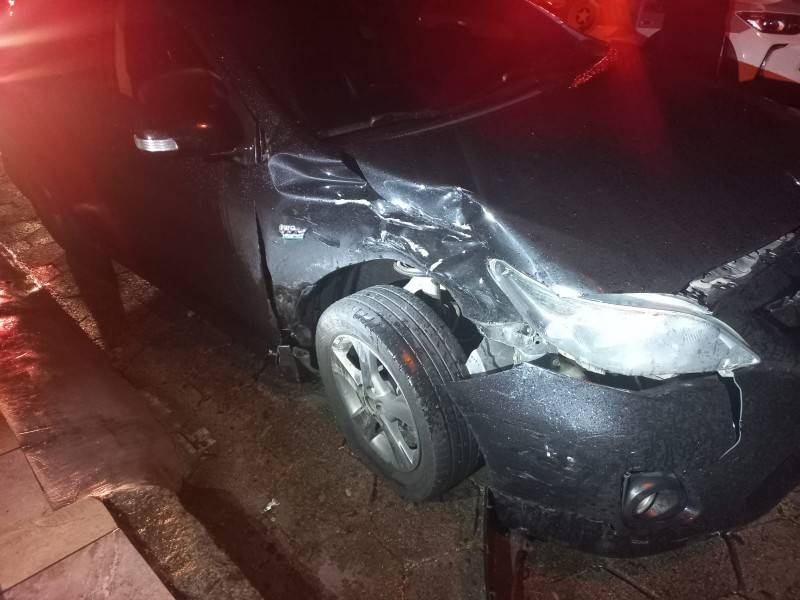 Após colisão, motorista foge em alta velocidade com pneu furado em Criciúma — foto 1