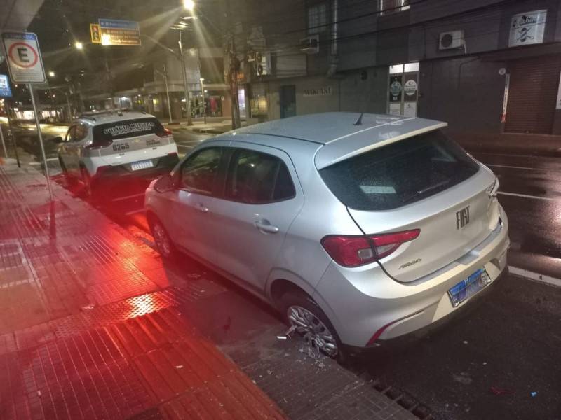 Após colisão, motorista foge em alta velocidade com pneu furado em Criciúma — foto 2