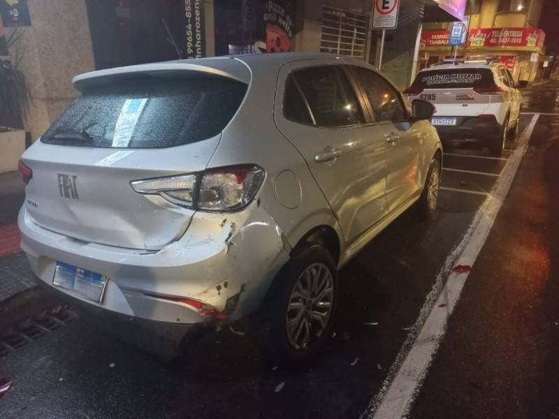Após colisão, motorista foge em alta velocidade com pneu furado em Criciúma — foto 3