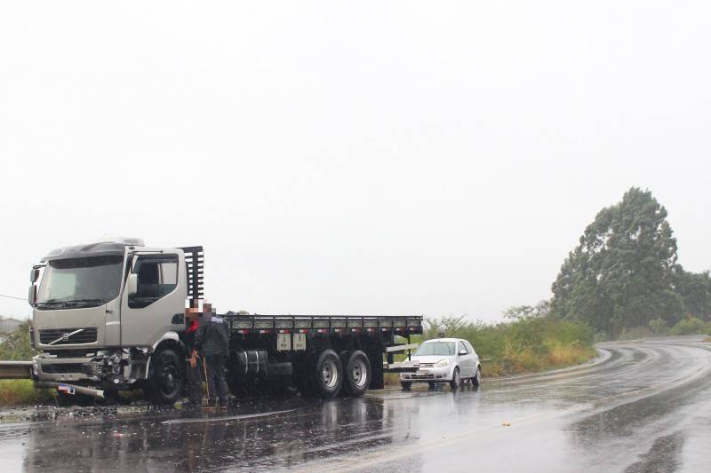 Colisão entre carro e caminhão deixa motorista ferido em Criciúma — foto 2