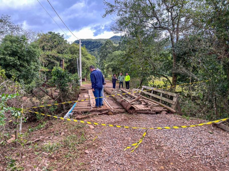 Praia Grande: prefeito e vice visitam comunidades mais afetadas pelas fortes chuvas — foto 1
