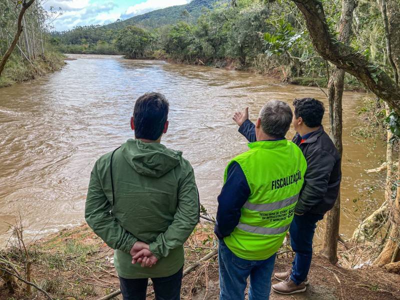 Praia Grande: prefeito e vice visitam comunidades mais afetadas pelas fortes chuvas — foto 2