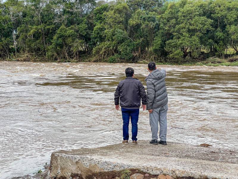 Praia Grande: prefeito e vice visitam comunidades mais afetadas pelas fortes chuvas — foto 4