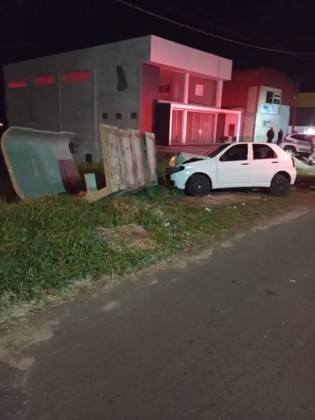 Criciúma: motorista morre ao colidir contra parada de ônibus na Avenida Universitária — foto 1