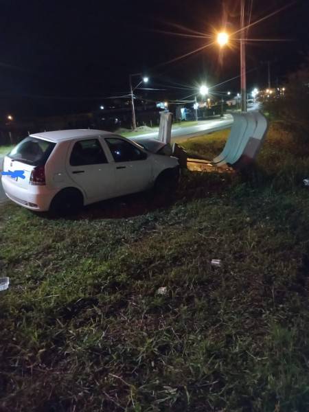 Criciúma: motorista morre ao colidir contra parada de ônibus na Avenida Universitária — foto 2