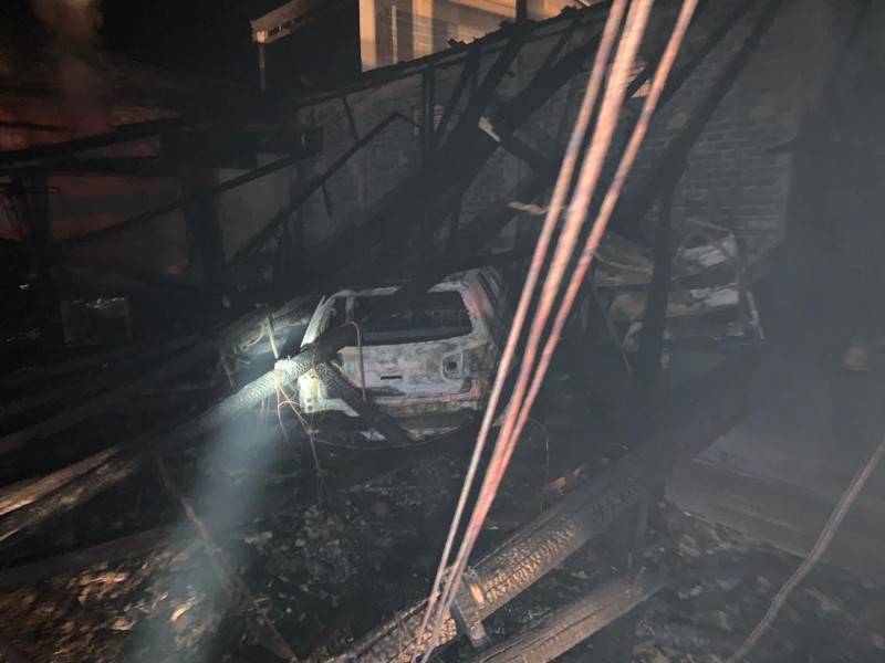 Incêndio em oficina destrói veículos e trator em Forquilhinha — foto 1