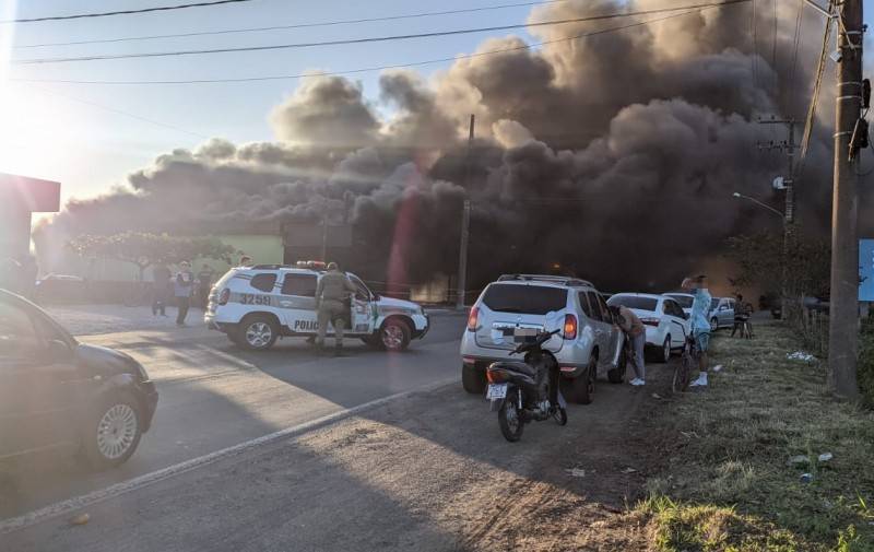 Incêndio em oficina destrói veículos e trator em Forquilhinha — foto 2